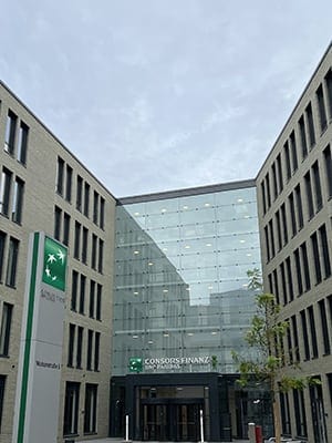 Modernes Bürogebäude der Consors Finanz mit großer Glasfassade am Eingang in Frechen.